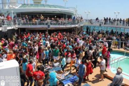 Fiesta a bordo del crucero 'ochentero' que organiza la web Solteros a bordo.