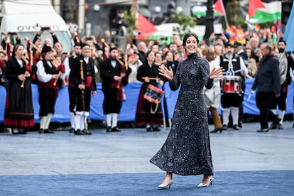 Carolina Marín, at the entrance to the theater. 