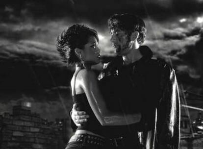 Rosario Dawson y Clive Owen en un fotograma de 'Sin City'