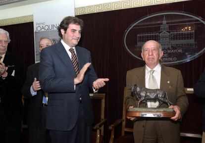  Entrega del II Premio Nacional Taurino "Joaquín Vidal" al ganadero Victorino Martín Andrés (D), que recibió el  galardón de manos de Joaquín Vidal hijo (2d), en marzo de 2004.