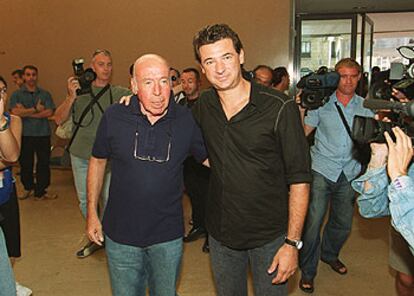 Julio Medem (a la derecha), con Mikel Laboa, autor de la música de <i>La pelota vasca,</i> ayer, en el Kursaal.