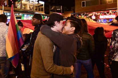 Dos chicos celebran la decisión de la Corte Constitucional de Ecuador de aprobar el matrimonio civil igualitario, en Quito (Ecuador), el 12 de junio de 2019. La corte más alta de Ecuador aprobó este miércoles el matrimonio entre personas del mismo sexo en un fallo histórico en este país, tradicionalmente católico y conservador.