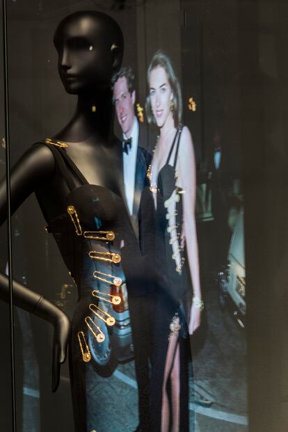 El vestido de Versace que llevó Liz Hurley en el estreno de 'Cuatro bodas y un funeral', expuesto en el Museo Groninger.