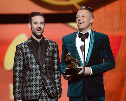 Ryan Lewis y Macklemore con el Grammy a mejor artista.