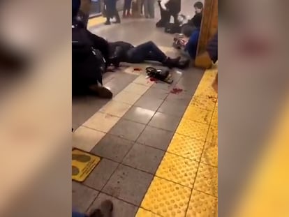 Una persona herida en el andén del metro de Nueva York tras el tiroteo de este martes.