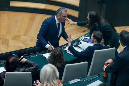 Javier Ortega Smith, de Vox, se encara contra Eduardo Fernández Rubiño, de Más Madrid, en el pleno del Ayuntamiento de Madrid.