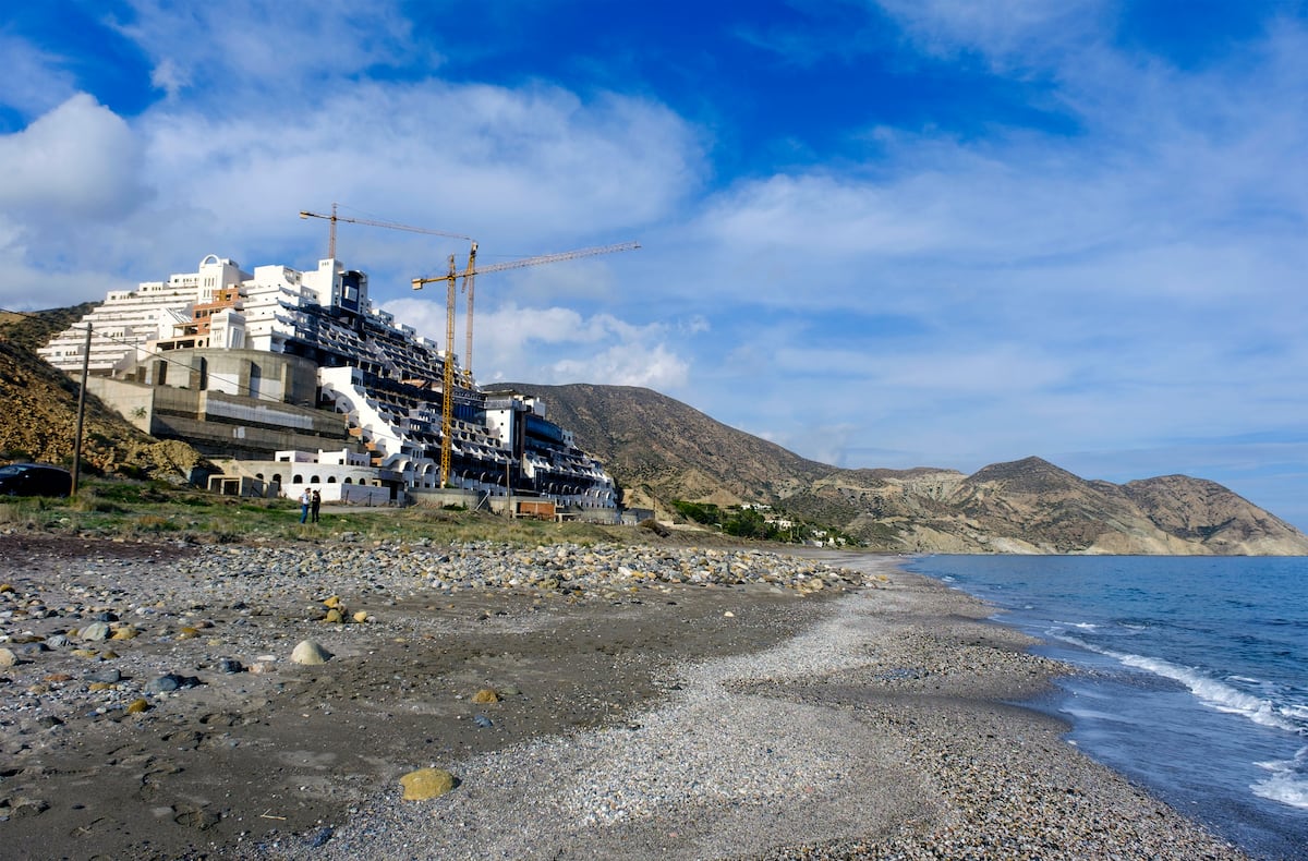 La espiral de advertencias de la justicia e incumplimientos de Carboneras que lastra la solución judicial para demoler El Algarrobico