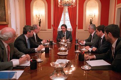 Reunión el 11 de marzo de 2004 en La Moncloa. De izquierda a derecha: Javier Zarzalejos, Ángel Acebes, Rodrigo Rato, José María Aznar, Javier Arenas, Eduardo Zaplana y Alfredo Timmermans.