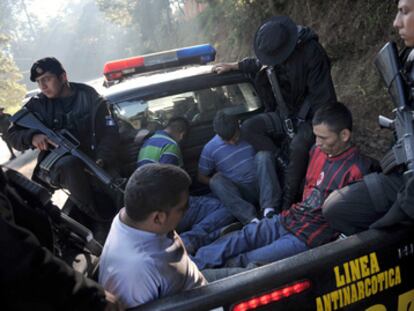 La policía de Guatemala custodia a cuatro sospechosos de narcotráfico.