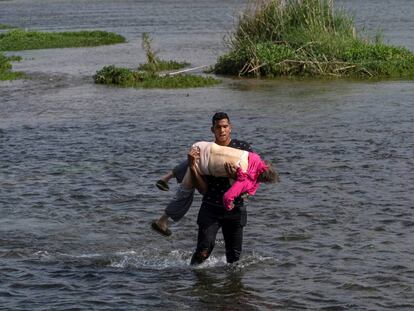 Las desgarradoras imágenes de una anciana venezolana cruzando el Río Bravo
