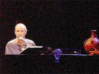 Lluís Llach, durante su concierto en el teatro Albéniz de Madrid el jueves.
/ EFE