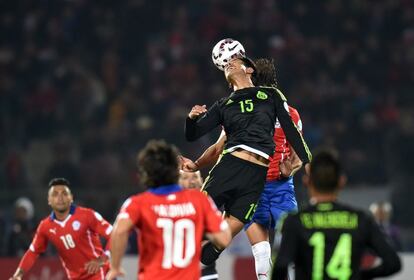 Chile, con un juego más combinativo, sufrió en defensa cada vez que México volcaba el balón sobre su área.