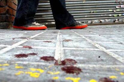 Restos de sangre en una calle de L'Hospitalet tras la pelea estudiantil.