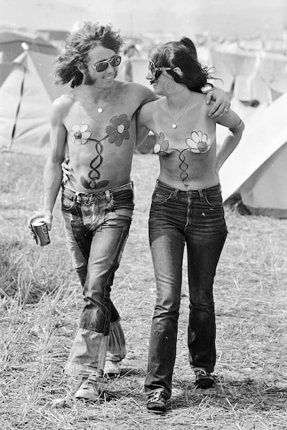 El bodypaint, un peligro mayor que las intoxicaciones químicas en el que se puede caer en los festivales. En la foto, dos asistentes al certamen folk de Newport en 1970.