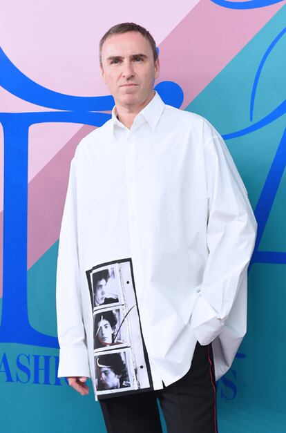 El diseñador Raf Simons, que hizo doblete al galar el CFDA a Mejor Diseñador de Moda Femenina y Mejor Diseñador de Moda Masculina por su trabajo para Calvin Klein y su marca homónima, respectivamente.