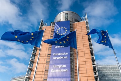 Banderas europeas ondeando ante la sede de la Comisión Europea, el edificio Berlaymont, en Bruselas.