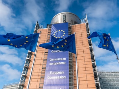 Banderas europeas ondeando ante la sede de la Comisión Europea, el edificio Berlaymont, en Bruselas.