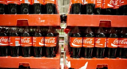 Botellas de Coca-Cola en un hipermercado.