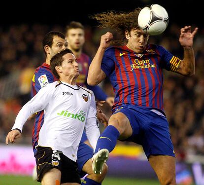 Puyol gana un balón aereo