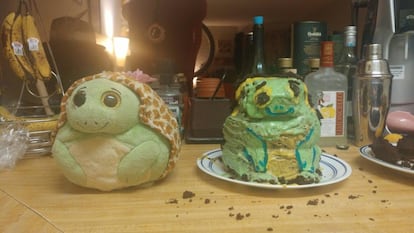 TORTUGA FISTRA. "Mi novia y yo intentamos hornear un pastel con la forma de nuestro peluche favorito", asegura el o la artista que subió esta foto a internet. Viendo el resultado no te entra apetito, sino ganas de sacrificar a este pobre bicho para acabar con su sufrimiento. Entrañable, eso sí, el intento de hacerle los bracitos, la boca y la nariz con churretón de algo azul.