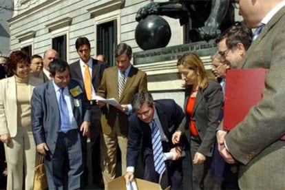 Luis Carbonel, entre Ángel Acebes y Ana Pastor, deposita un pliego de firmas a la entrada del Congreso.