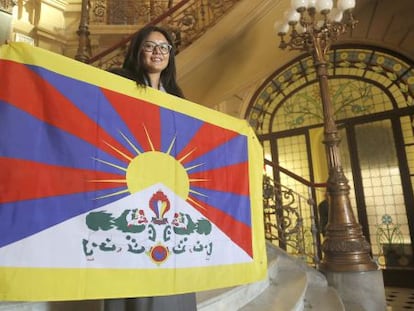La directora ejecutiva de la ONG Tibetan Centre for Human Rights and Democracy, Tsering Tsomo, exhibe la bandera del Tíbet en el palacio de la Diputación de Gipuzkoa.