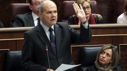 El vicepresidente tercero, Manuel Chaves en una de sus intervenciones, junto a la ministra Carme Chacón.