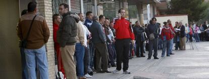 Decenas de personas esperan su turno ante una oficina del INEM en el madrile&ntilde;o barrio de Santa Eugenia. EFE/Archivo