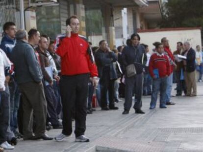 Decenas de personas esperan su turno ante una oficina del INEM en el madrile&ntilde;o barrio de Santa Eugenia. EFE/Archivo