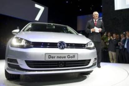 Martin Winterkorn (d), presidente de VW, pronuncia un discurso durante la presentación de la séptima generación del Volkswagen Golf, al que el grupo automovilístico alemán denomina Golf 7, en Berlín, Alemania. EFE/Archivo