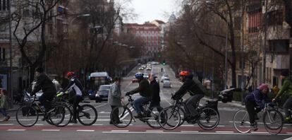 Ciclistas por el carril bici de Santa Engracia el pasado domingo.