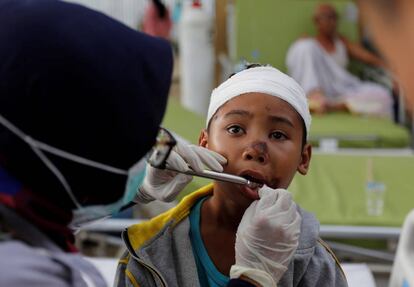 Un médico atiende a un niño en el hospital de Tanjung, en el norte de Lombok.