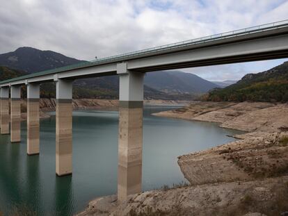 El embalse de La Baells, en las inmediaciones de Berga (Barcelona), al 25% de su capacidad, el pasado mes de diciembre.