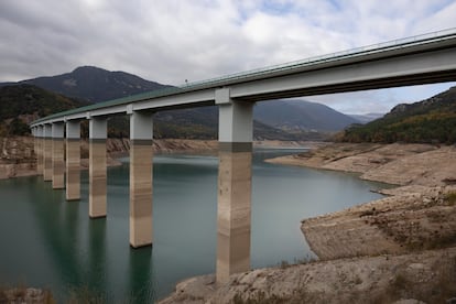  El embalse de La Baells en las inmediaciones de Berga (Barcelona), al 25% de su capacidad, el 17 de noviembre.