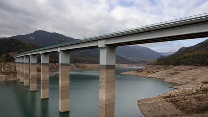 El embalse de La Baells, en las inmediaciones de Berga (Barcelona), al 25% de su capacidad, el pasado mes de diciembre.