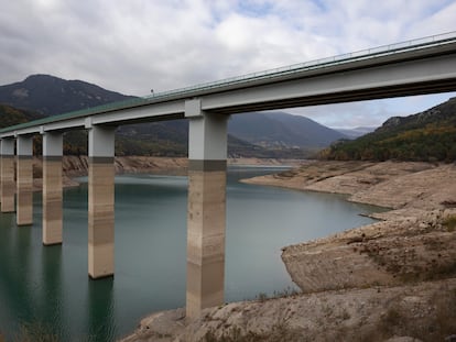 El embalse de La Baells, en las inmediaciones de Berga (Barcelona), al 25% de su capacidad, el pasado mes de diciembre.