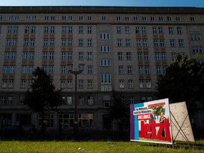Cartel electoral de Die Linke en el bulevar Karl Marx de Berlín que reza: "Para millones, no para millonarios".