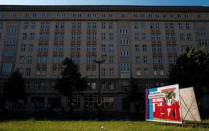 Cartel electoral de Die Linke en el bulevar Karl Marx de Berlín que reza: "Para millones, no para millonarios".