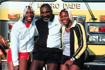 Serena, a la izquierda, junto a su padre Richard y su hermana Venus.
