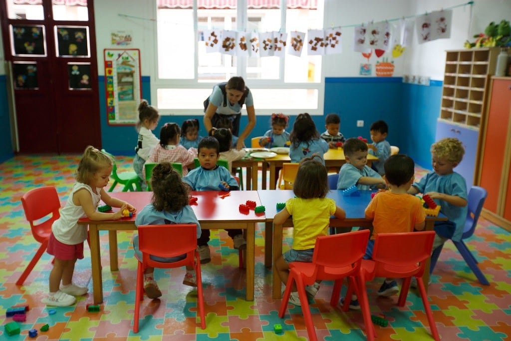 Vuelta al cole y a las aulas llenas de gérmenes: cómo prepararse para la temporada alta de los virus infantiles