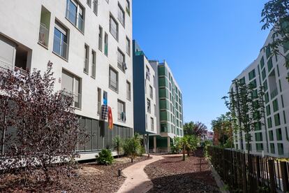 Ropa y sábanas colgadas en las ventanas de los pisos de LaScala, el 9 de julio de 2024, en Madrid.