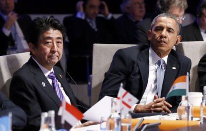 El presidente de EE UU, Barack Obama, y el primer ministro japonés, Shinzo Abe, en la cumbre de seguridad nuclear.