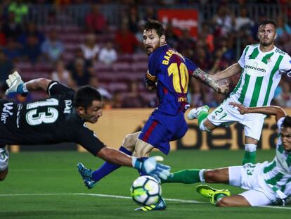 Messi, en la acci&oacute;n del primer gol del Barcelona.