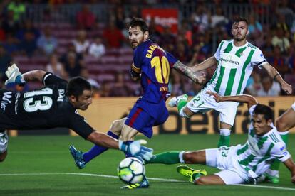 Messi, en la acci&oacute;n del primer gol del Barcelona.