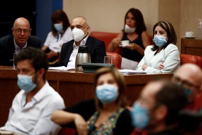 Los diputados sociaistas Adriana Lastra, Rafael Simancas, y José Zaragoza, durante la sesión de la Diputación Permanente celebrada este martes en el Congreso.