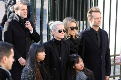 La familia de Johnny Hallyday: su mujer Laeticia con sus hijas Jade y Joy y, a su derecha, Laura Smet y David Hallyday