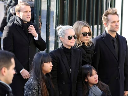 La familia de Johnny Hallyday: su mujer Laeticia con sus hijas Jade y Joy y, a su derecha, Laura Smet y David Hallyday