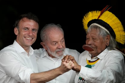 El presidente francés, Emmanuel Macron, con su homólogo brasileño, Luiz Inácio Lula da Silva, y el cacique Raoni Metuktire.
