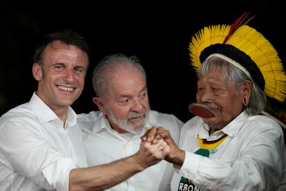 El presidente francés, Emmanuel Macron, con su homólogo brasileño, Luiz Inácio Lula da Silva, y el cacique Raoni Metuktire.