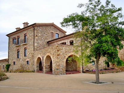 L'esterno dell'hotel Mas Espelt, nella città di Vilajuïga.